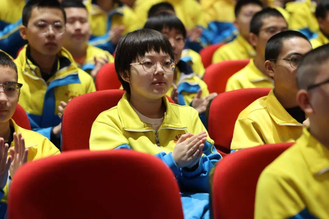 张家口启臻学校初三年级阶段性表彰大会_同学_全体师生_成绩