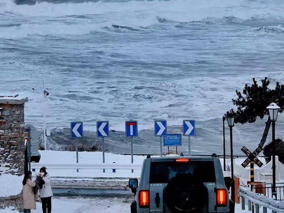 威海火了一个小胡同,冬日雪景美出天际,景色美拍照更美_火炬_美景