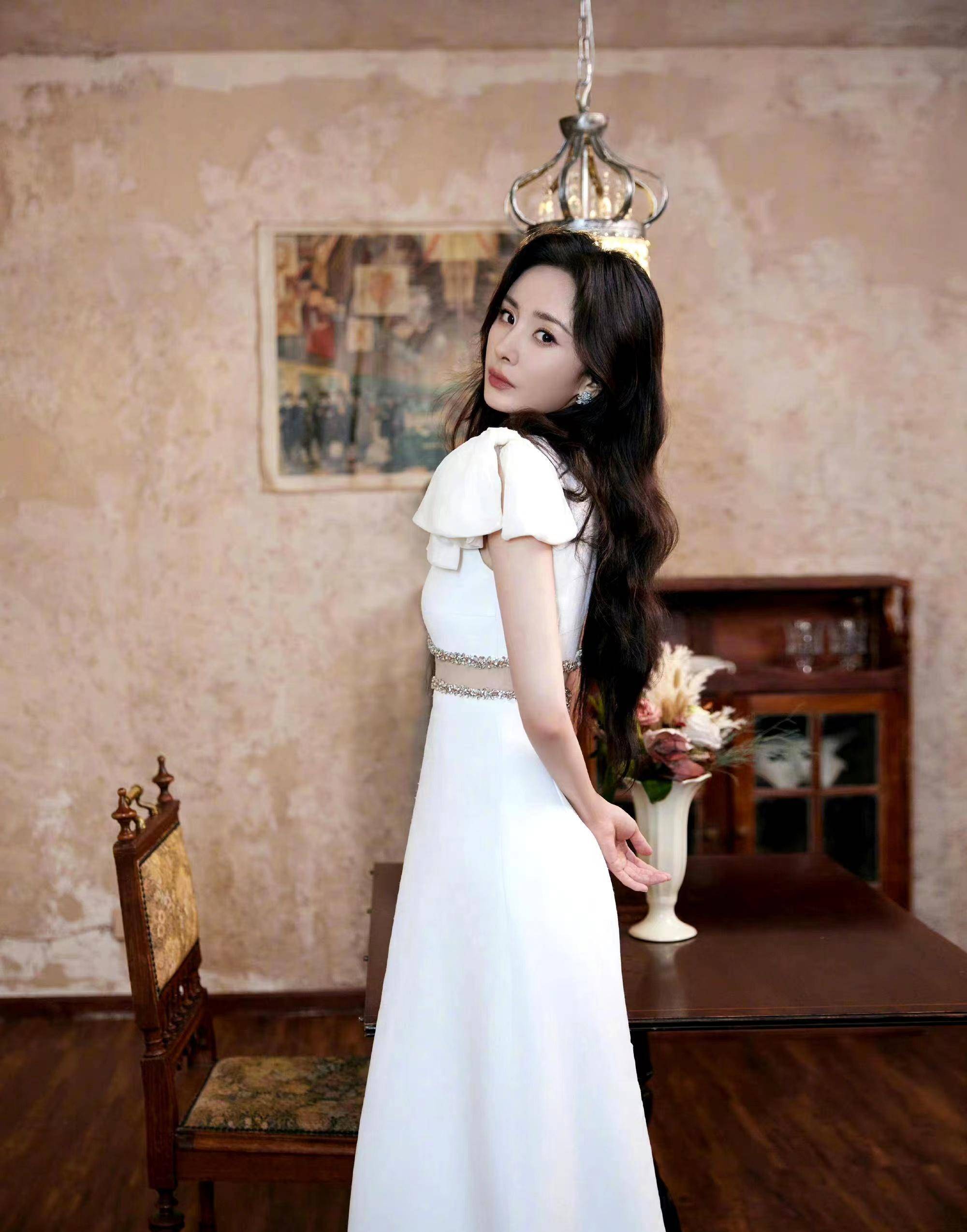 赵丽颖杨幂露腰拼身材,倪妮更绝_裙子_剪裁_的设计