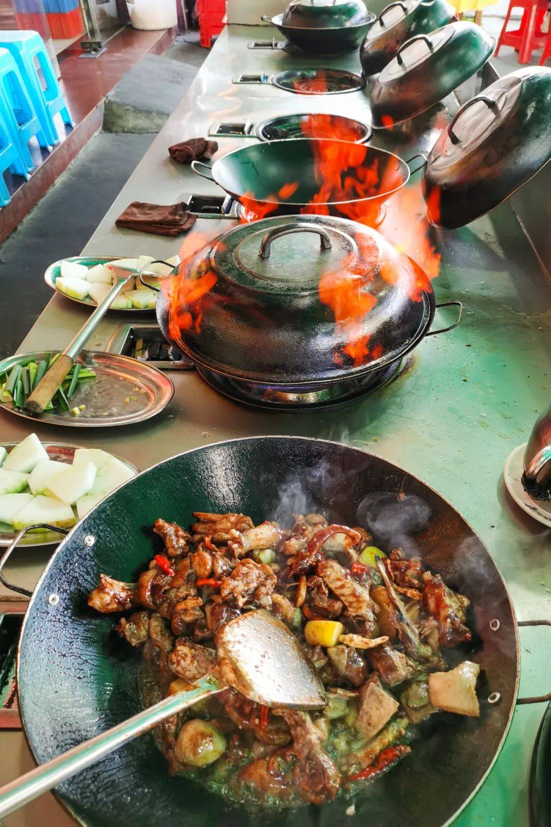 之都,对鹅也有自己的深度理解,在饭店里宴客必然要点上一锅火焰醉鹅