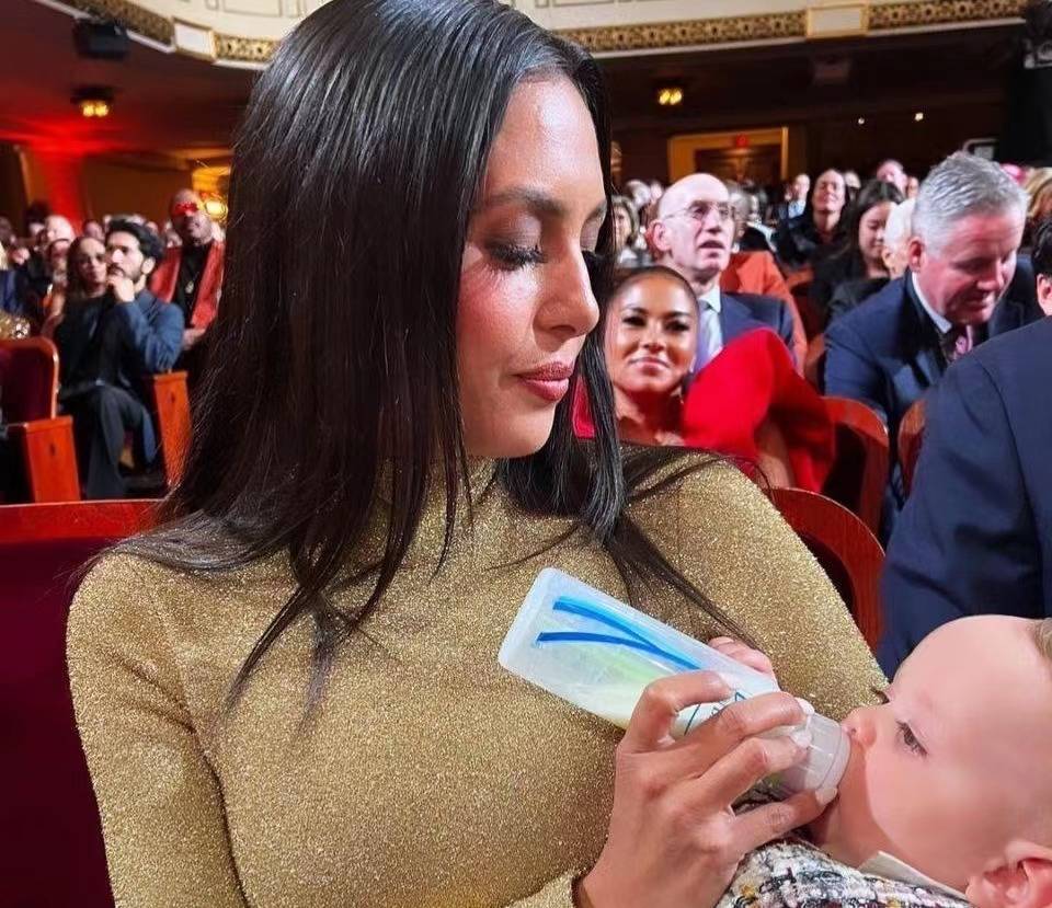 瓦妮莎现身,身材太棒,怀抱喂奶,母爱浓郁_科比_孩子_nba