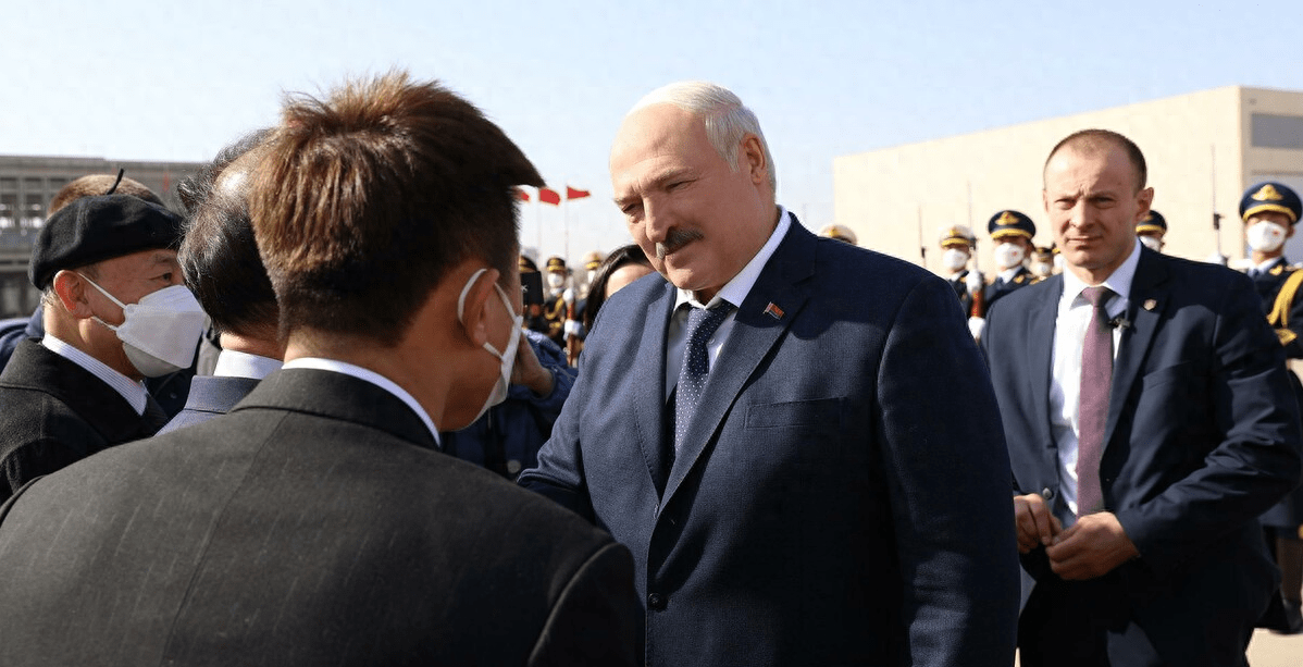 卢卡申科访华,中方没送贵重礼,而是满满一篮苹果,背后大有深意_合作_