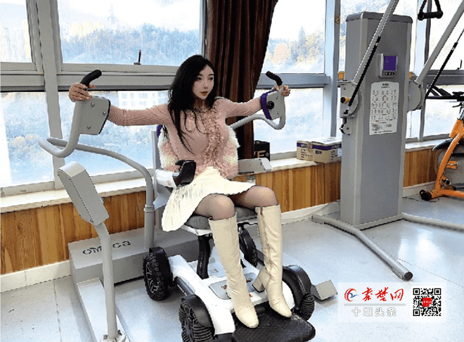 在康复室进行康复训练2007年,王莉莉即将从北京外国语学院毕业时,一场