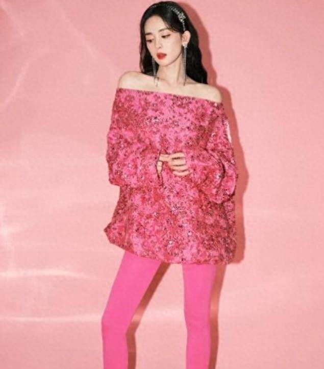 古力娜扎挑战芭比粉,粉色丝袜搭配露肩连衣裙公主范十足!