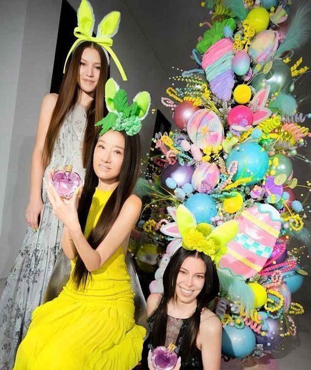 穿上黄裙子变身兔女郎,身材比两个女孩还要好_vera_wang_女儿