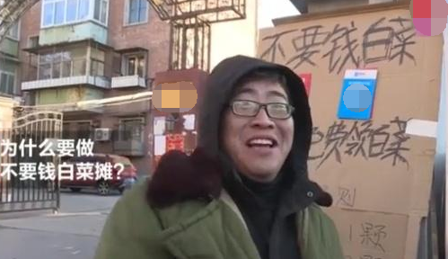 大哥“免费”卖白菜，3小时净赚5000元！网友恼：我咋没想到呢？(图2)