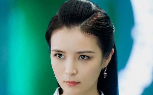 1990年出生的夏嫣,不仅是一个女演员,还是一个业余赛车手