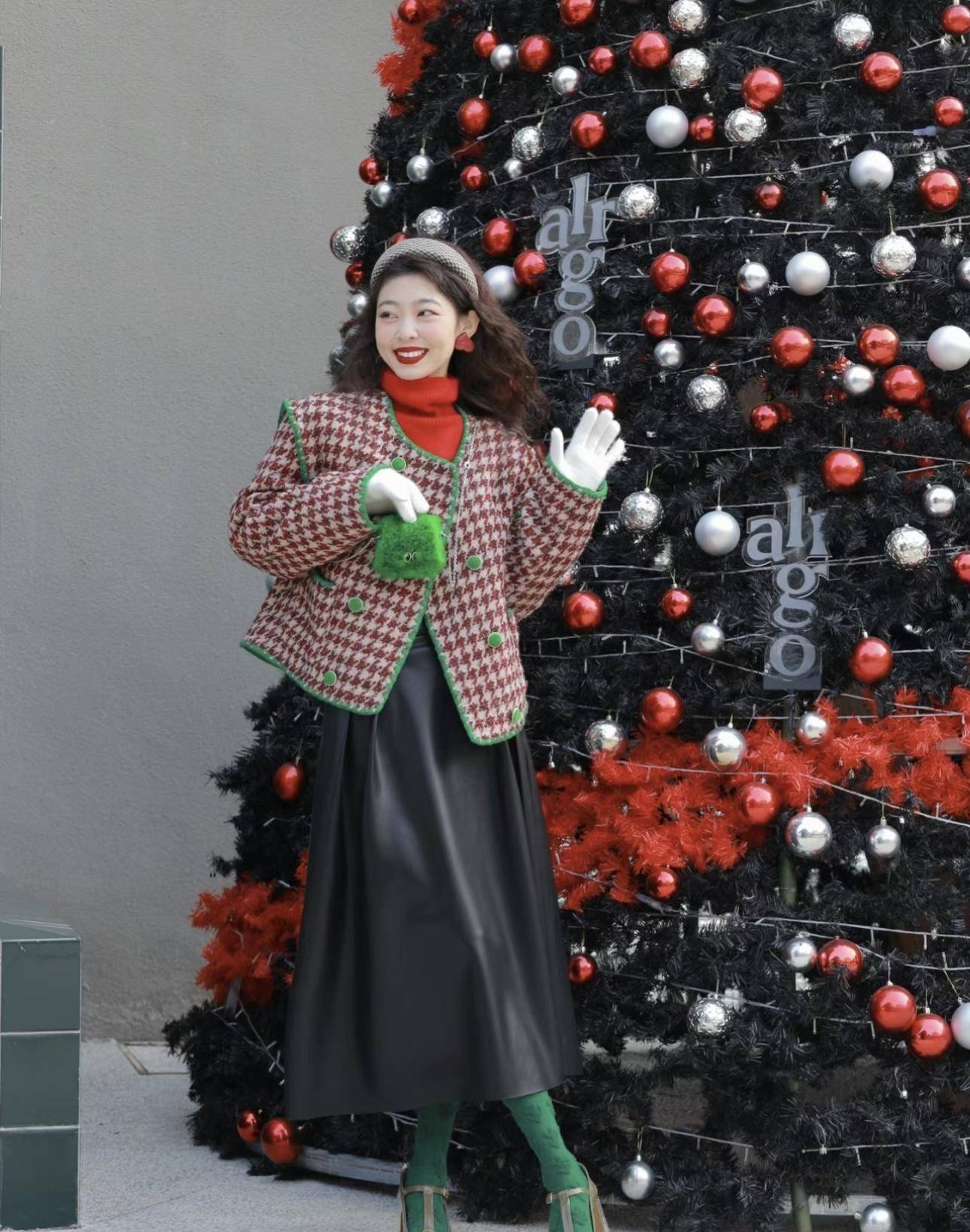 用圣诞节的方式打开冬日穿搭,经典的红绿搭配大法,复古又温暖_红色