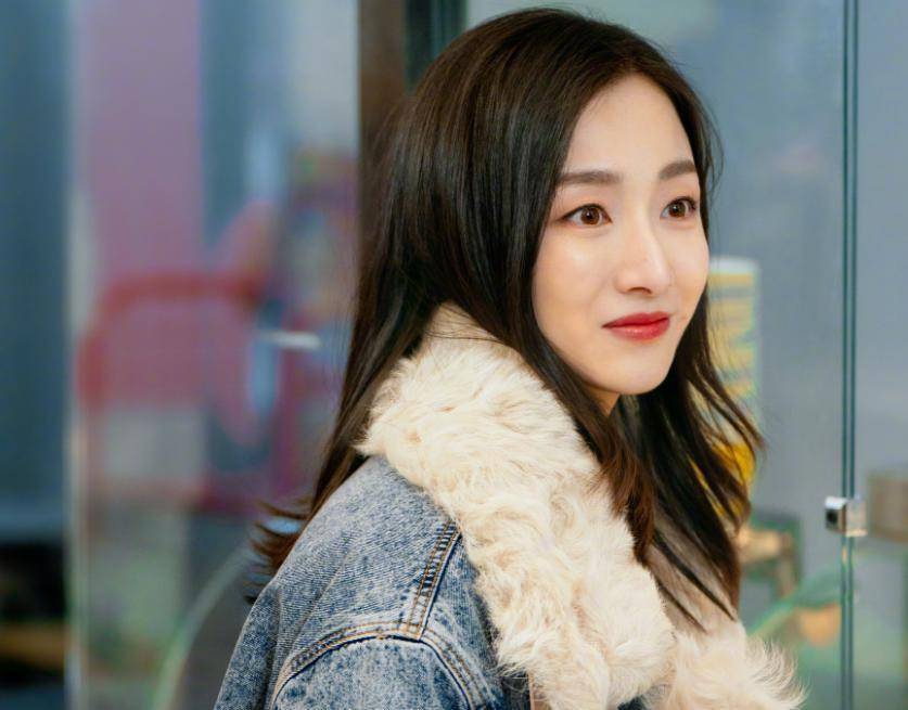 叶青本是"中影一姐",资源也不少,合作过唐嫣,陈晓,黄宗泽,周冬雨,但因