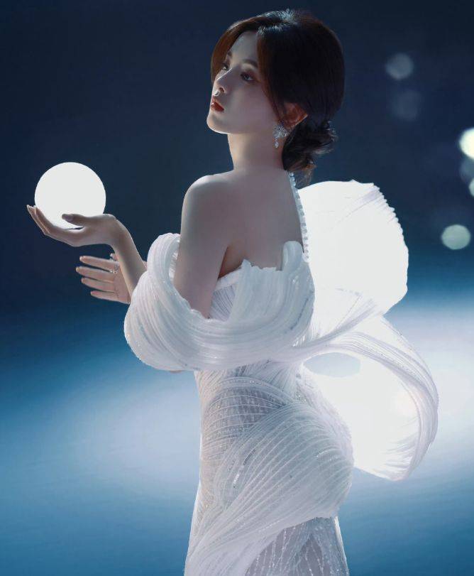 gq造型男明星卷起来了,女明星齐挑战人鱼风,主题发疯有新意_cos_杨幂