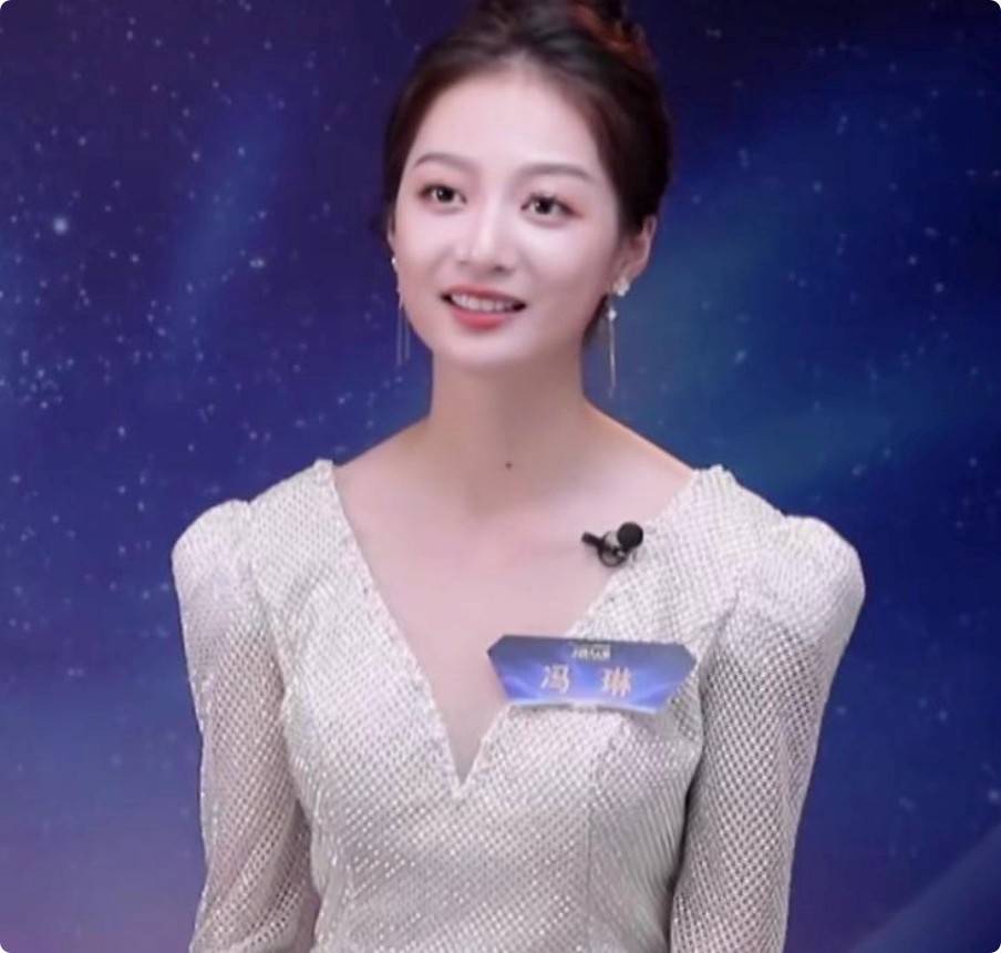 又被央视冠军女主持惊艳了!高颜值不输女明星,名校毕业气质出众