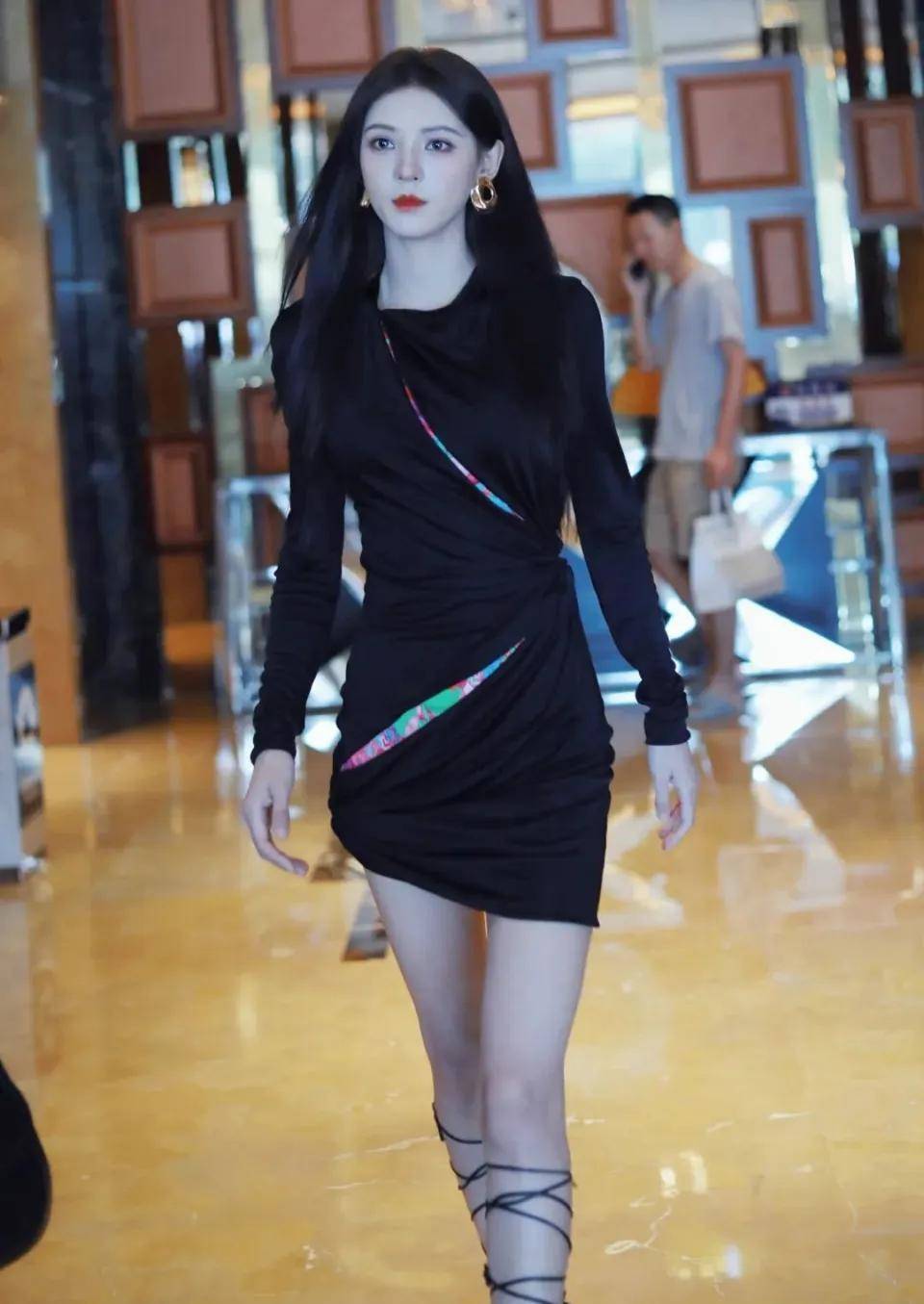 张予曦扫楼造型引爆网络,黑裙展露曼妙身材,腰臀比例让人羡慕