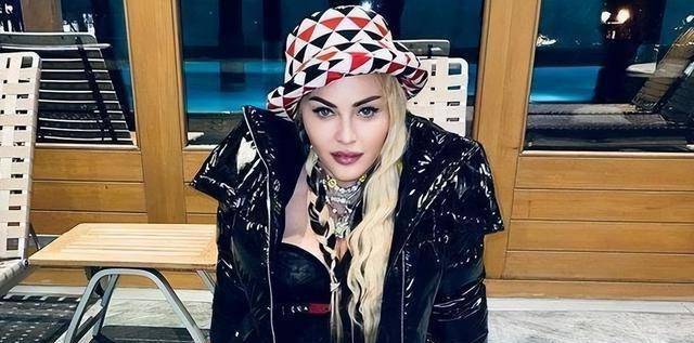 65岁麦当娜亮相巡回演唱会,展现高度职业精神和健美身材_表演_魅力