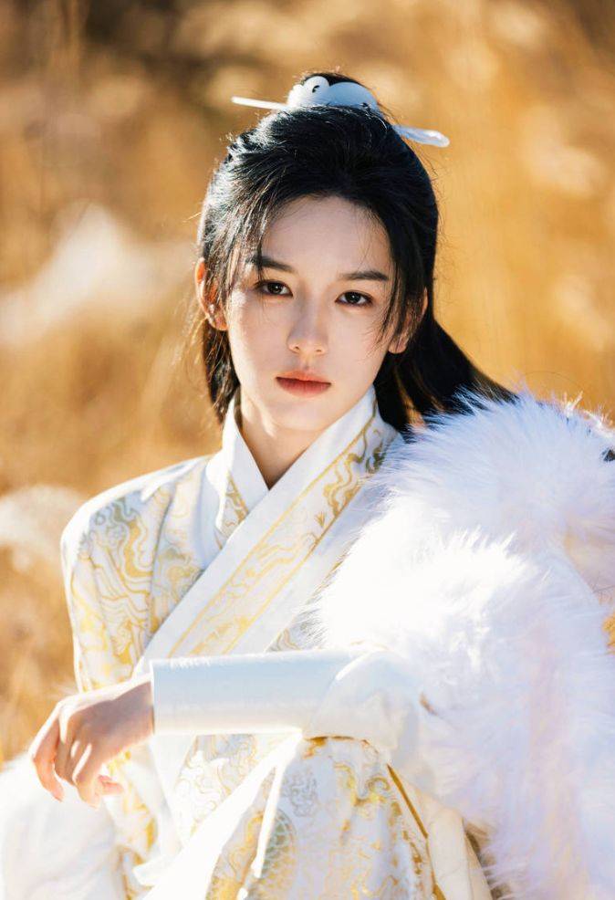 周也玉簪冠发英气十足 穿白衣锦袍化身俊朗少年_画面_造型_仙境