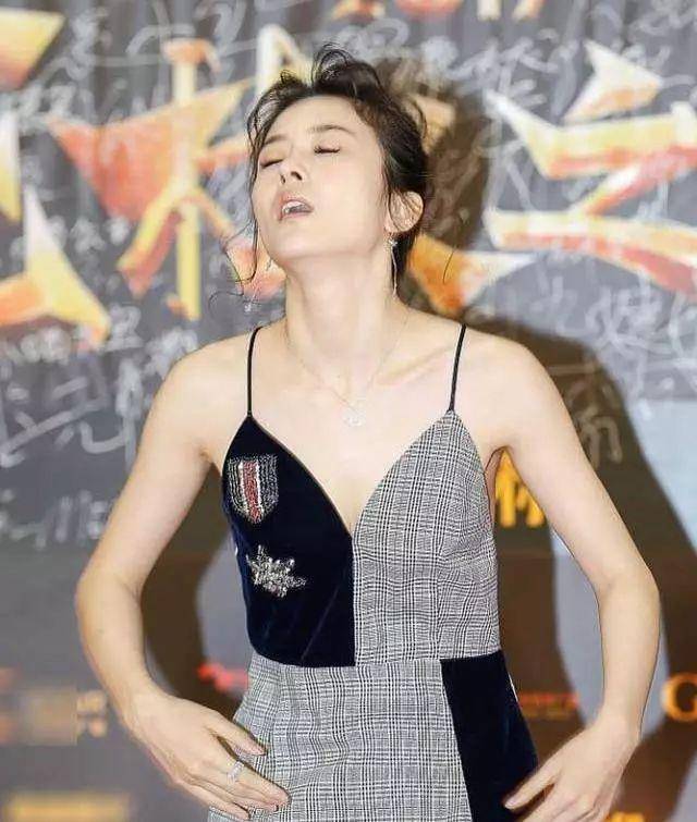 "尴尬女神"赵樱子:红毯冻晕,错认阿娇得罪杨超越,她多有多作_老公