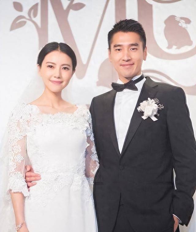 高圆圆带女儿探班赵又廷,rhea身穿纱裙软萌可爱,跟着妈妈超级乖_重庆