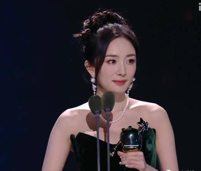 澳门这一夜,坐大佬旁边的杨幂,让所有人知道了她的江湖地位_作品_演技