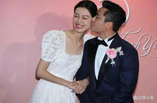 她穿白色短裙配大珍珠项链,轻松抢走新娘子风头_张艾嘉_婚礼_王菲