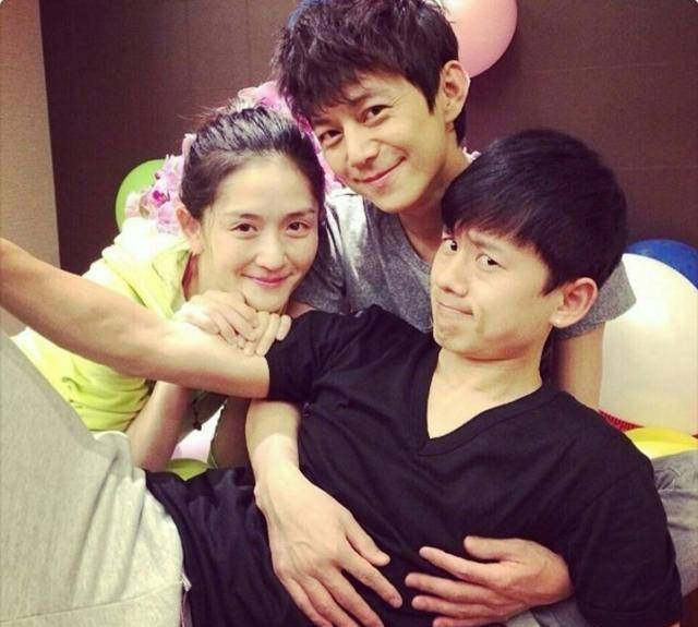 张杰在家养伤,谢娜用小桌子给老公端饭,有喜时张杰也这样照顾她_事情