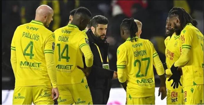 南特球迷在对阵尼斯的比赛前被刺伤,俱乐部和教练都感到震惊