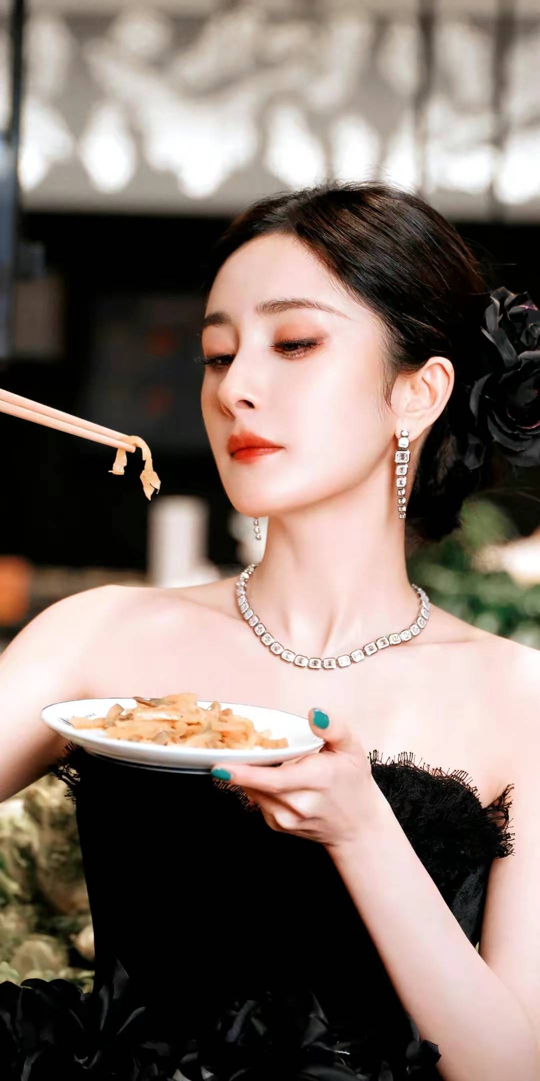 杨幂的美貌堪称惊为天人,她的魅力让人无法忽视._成为了_才华_气质