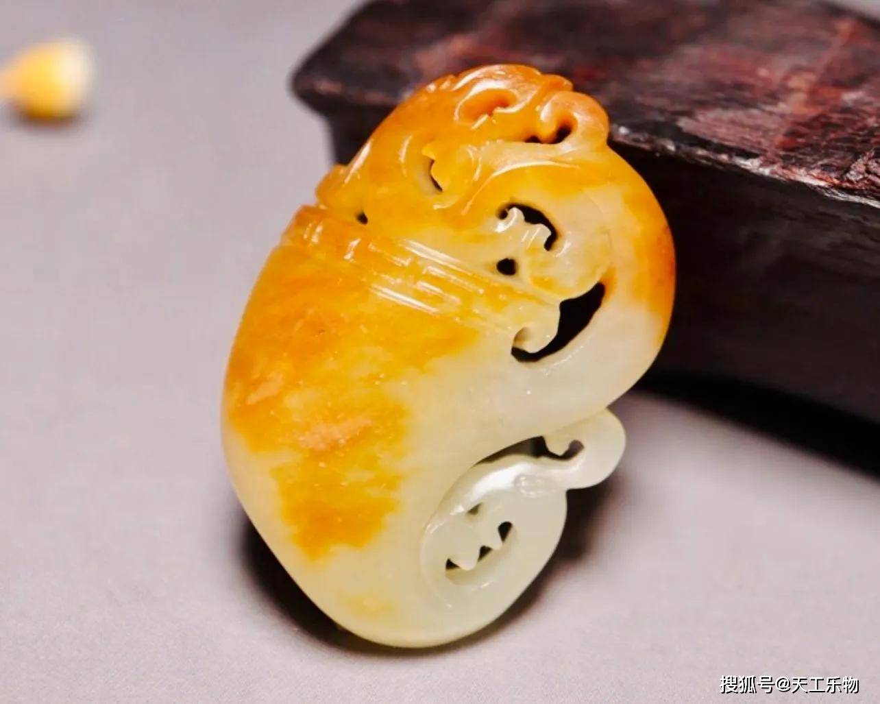 升级版和田玉仿籽!老玩家都难免吃药的"人造籽料"!_皮色_黑皮_毛孔