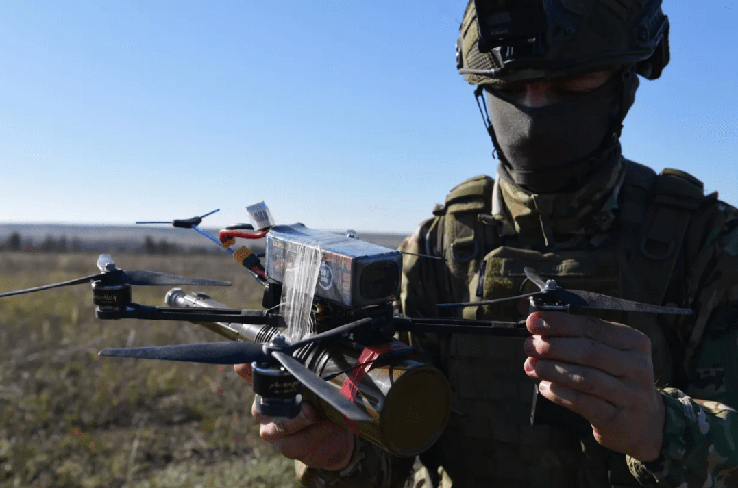 俄空降兵攻击机在fpv无人机帮助下,一举摧毁乌军步兵_战斗_俄军_战术