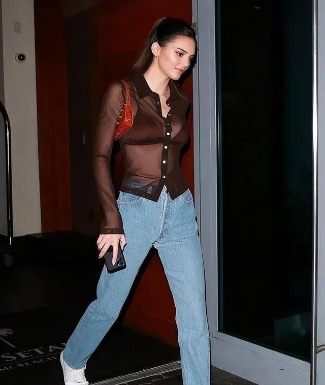 詹娜公布恋情后首晒照,大胆脱去内衣,美出天际_kendall_jenner_生 