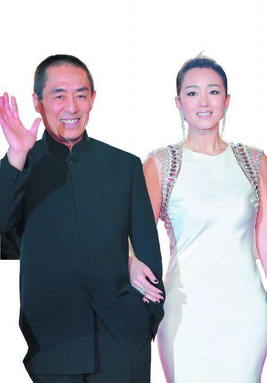 巩俐现身国际会议,身穿素色白衬衫,却收获好评,比实际年龄年轻_黑色