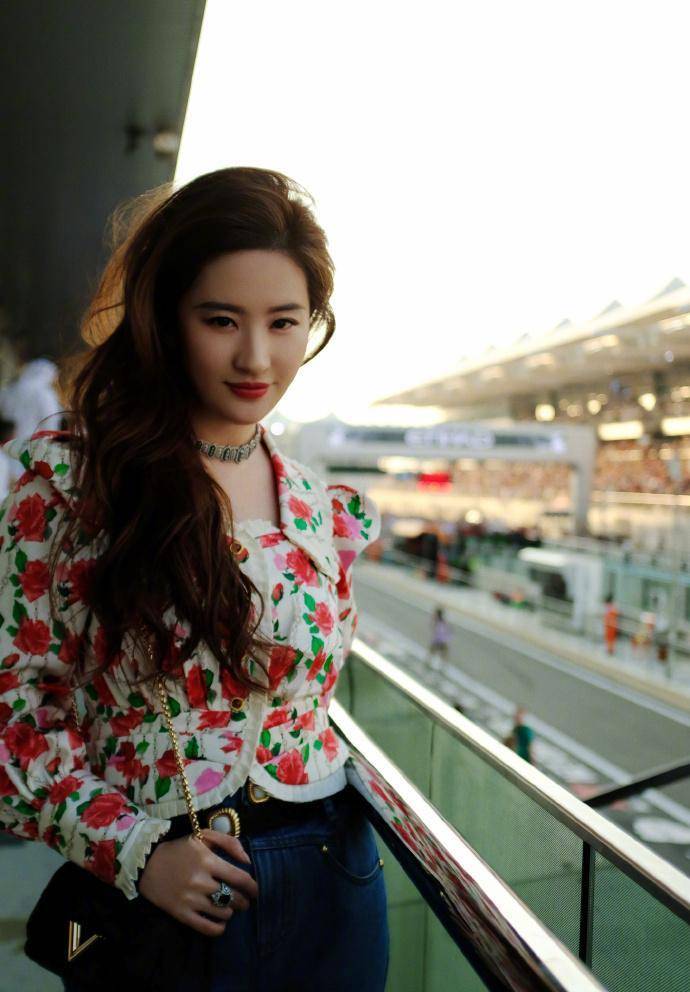 刘亦菲分享美照,姿态妩媚眼神撩人,笑容甜美依旧宛如初恋