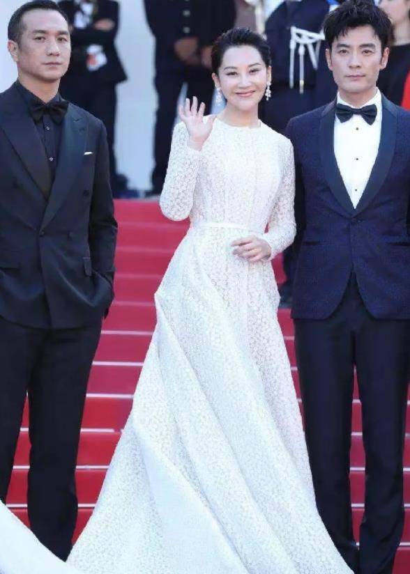 这就是许晴比同龄人年轻的原因:远离老旧的衣服,穿得不显老,不花哨