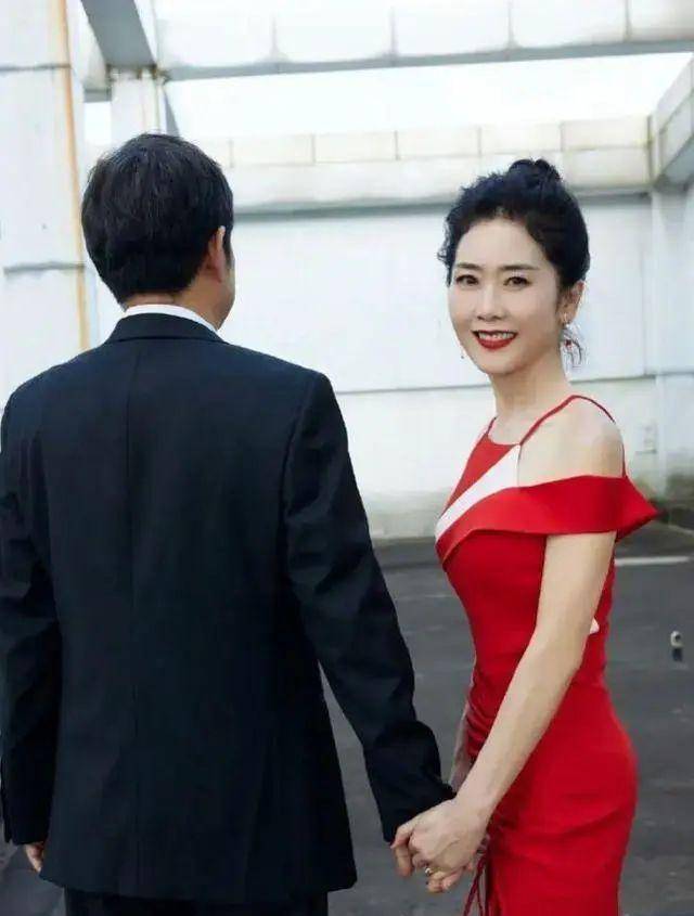 郑钧丈母娘比他老婆都美,穿露肩裙扎盘丸子头,完全看不出63岁了_刘芸