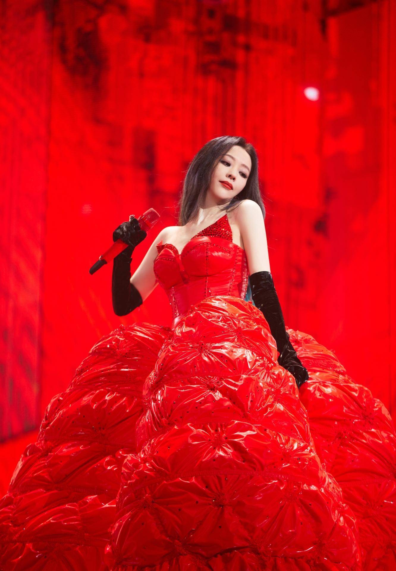 05 超女三强同日开唱:李宇春秀美腿,周笔畅比张靓颖迷人_连衣裙_黑色