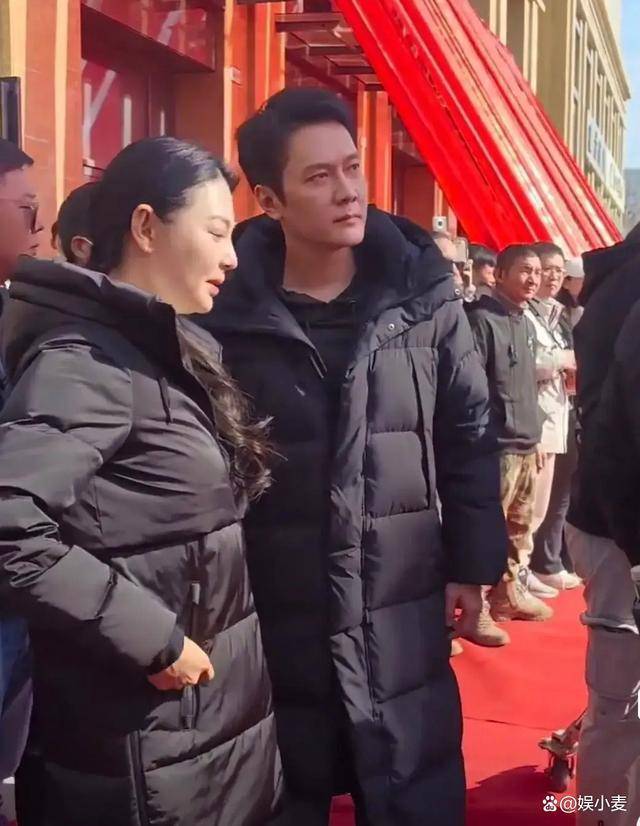 张雨绮素颜现身,脸肿显老态,冯绍峰意外年轻帅气!_明星_外表_状态