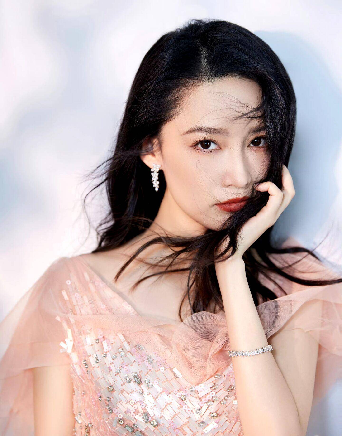 李沁卷发纱裙舞台造型大片:精致甜美,浪漫迷人_魅力_的设计_仙女