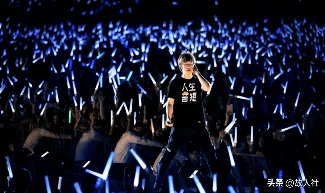 对于假唱风波,北京市京师律师事务所律师许浩表示,如果歌手在演唱会中