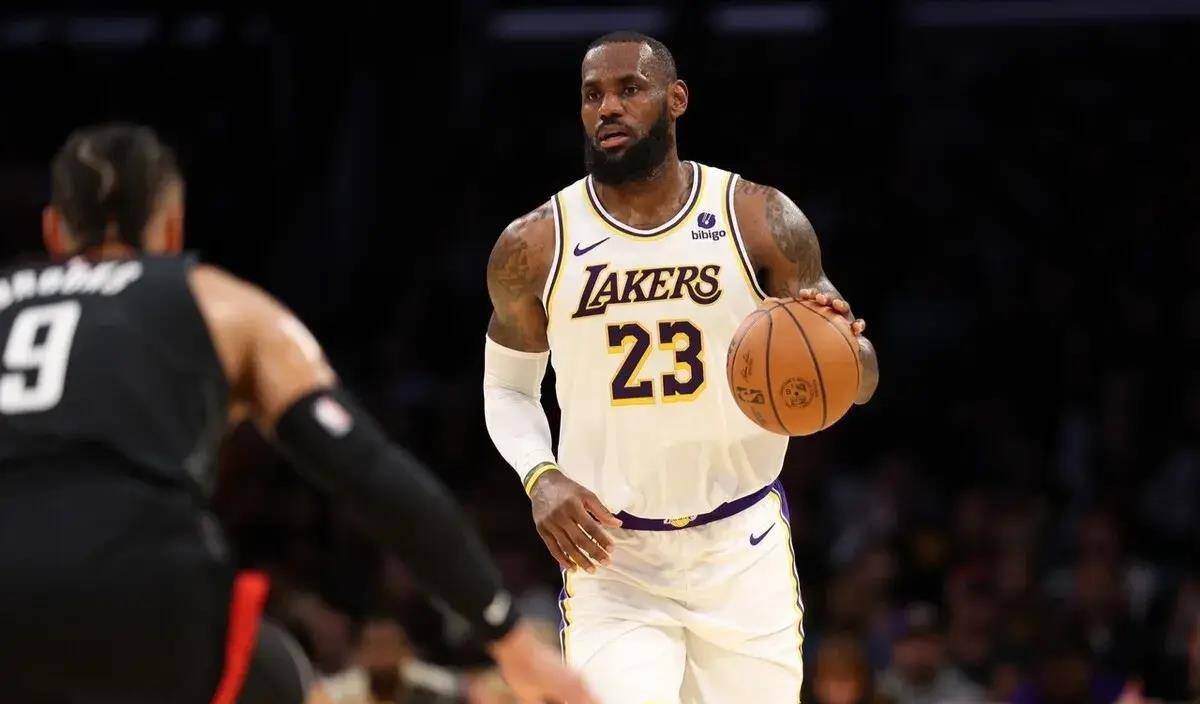榜排名第31位,距离第30位的比尔·布里奇斯的11054个还有222个的差距