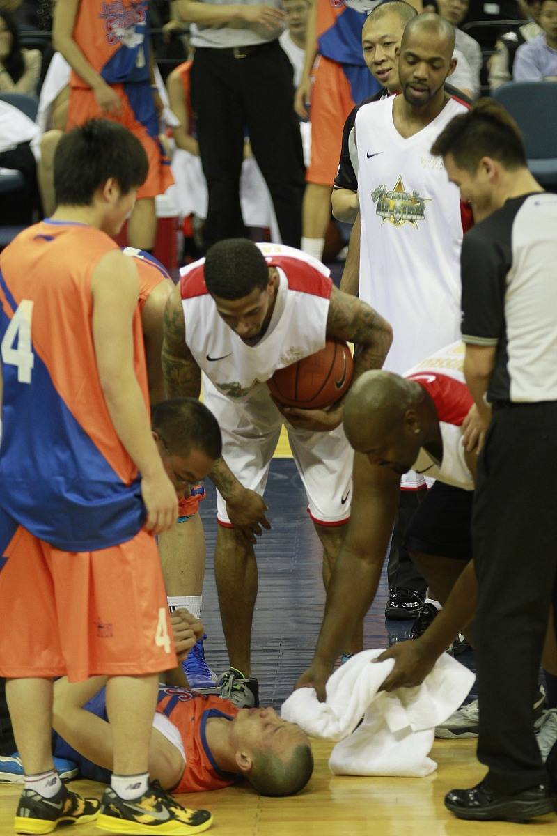 欧文右脚伤势:独行侠对阵开拓者比赛结果预测与关注焦点_伤病_东契奇