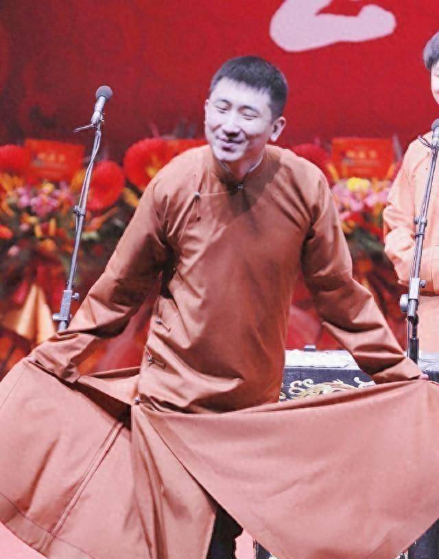 德云社尚九熙大褂撞色,被师父郭德纲点名,于谦却无辜躺枪_演出_朋友