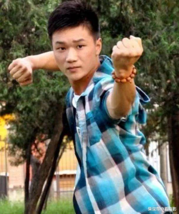 父亲为他选择了一条不同寻常的道路,把他送到少林寺,拜释延文为师