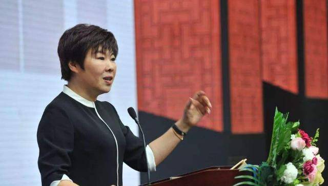 北京申奥功臣于丹:"国学大师"被学生轰下台,只是穿了件短裙_人们_节目