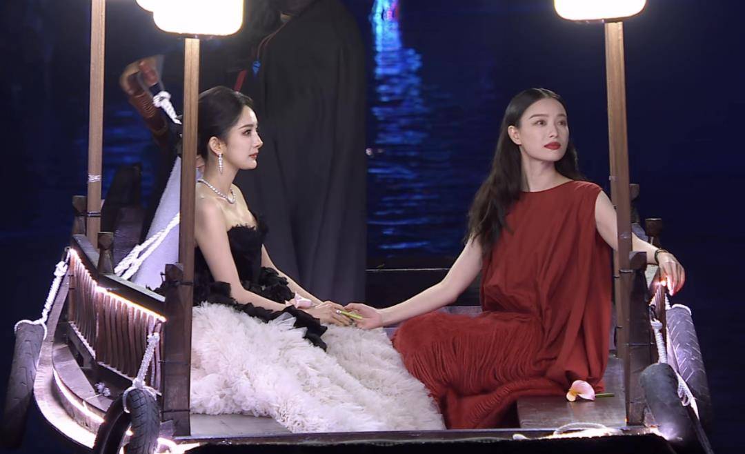 莫文蔚是真的老了,骨相的问题也全都暴露出来,凸嘴非常明显,这套垫肩