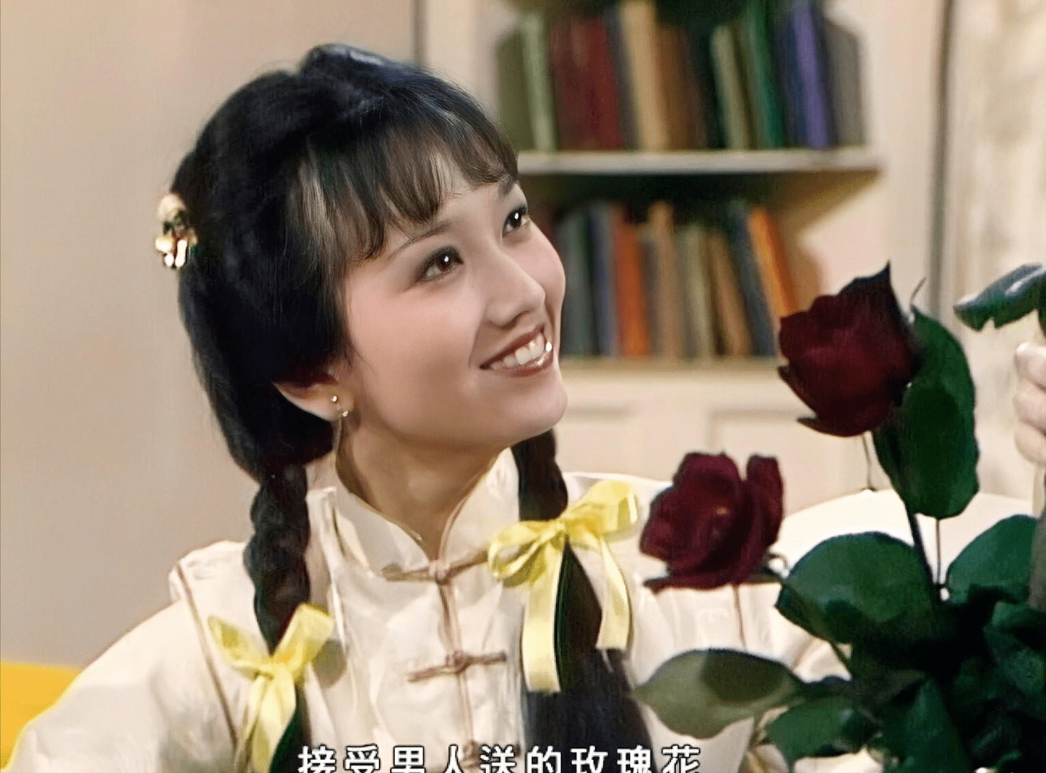 她们的双麻花辫,如同时光隧道,将我们带回过去的美好年代.