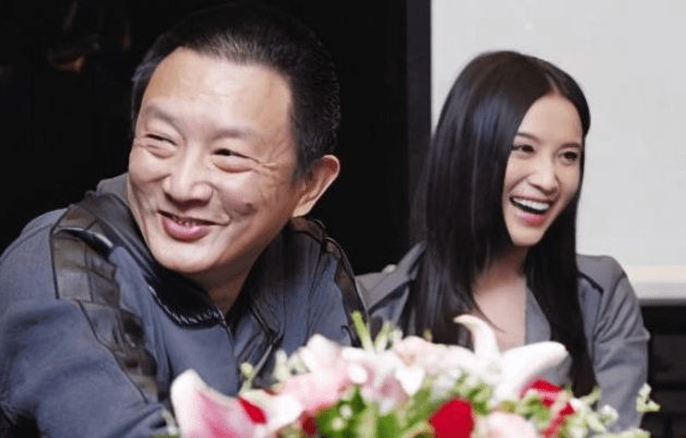 曾与5婚导演在一起,多年来桃花不断,43岁的小宋佳还在等什么?