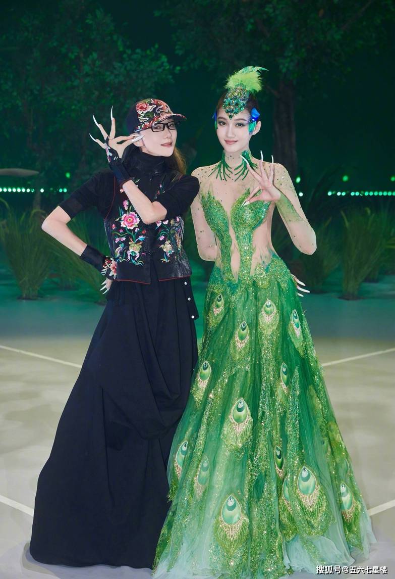 关晓彤与杨丽萍同框 孔雀舞造型美轮美奂_舞蹈_照片_表演