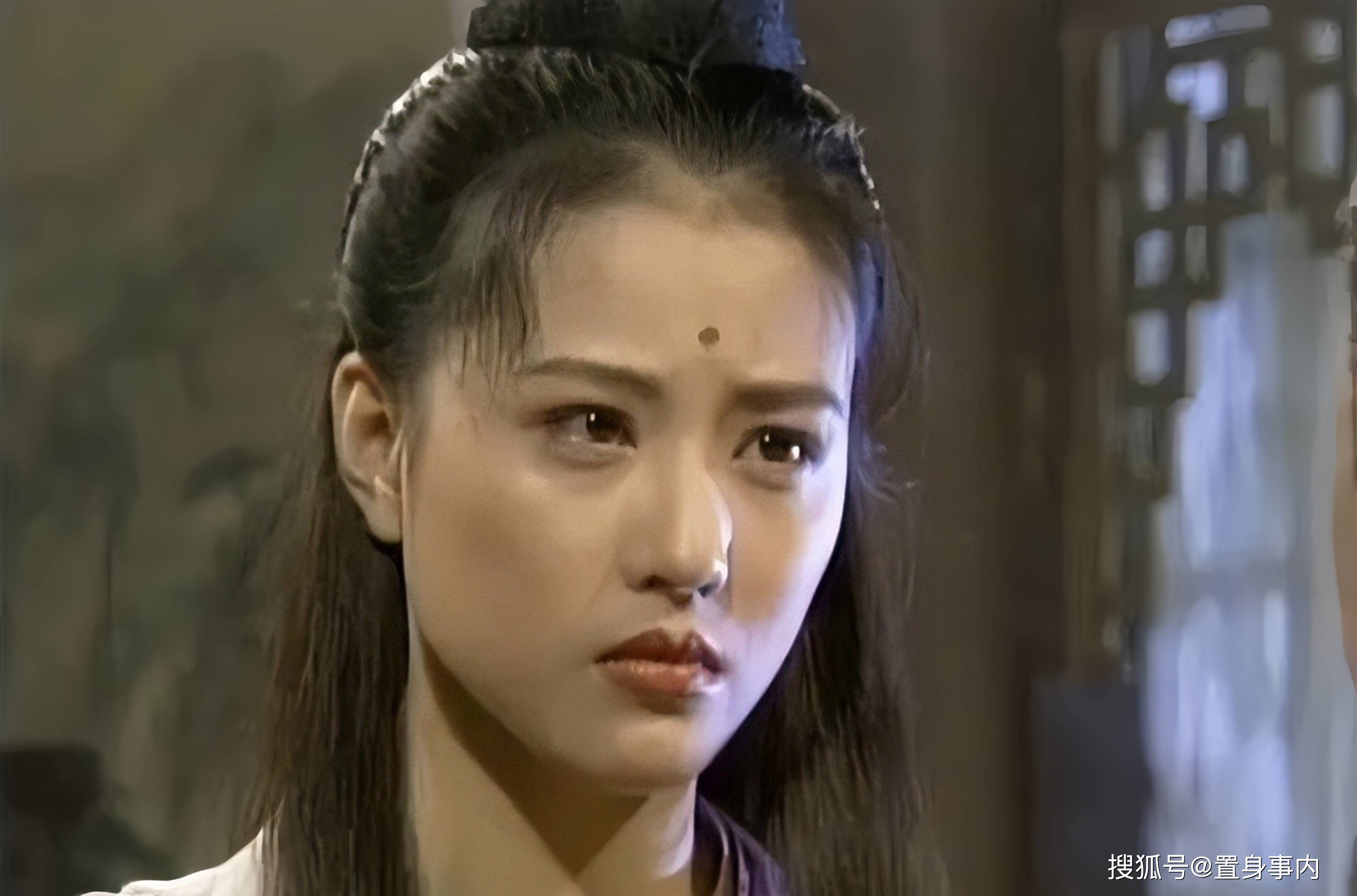 57岁周海媚被曝离世,工作人员的奇怪反应,把网友整担心了_媒体_香港