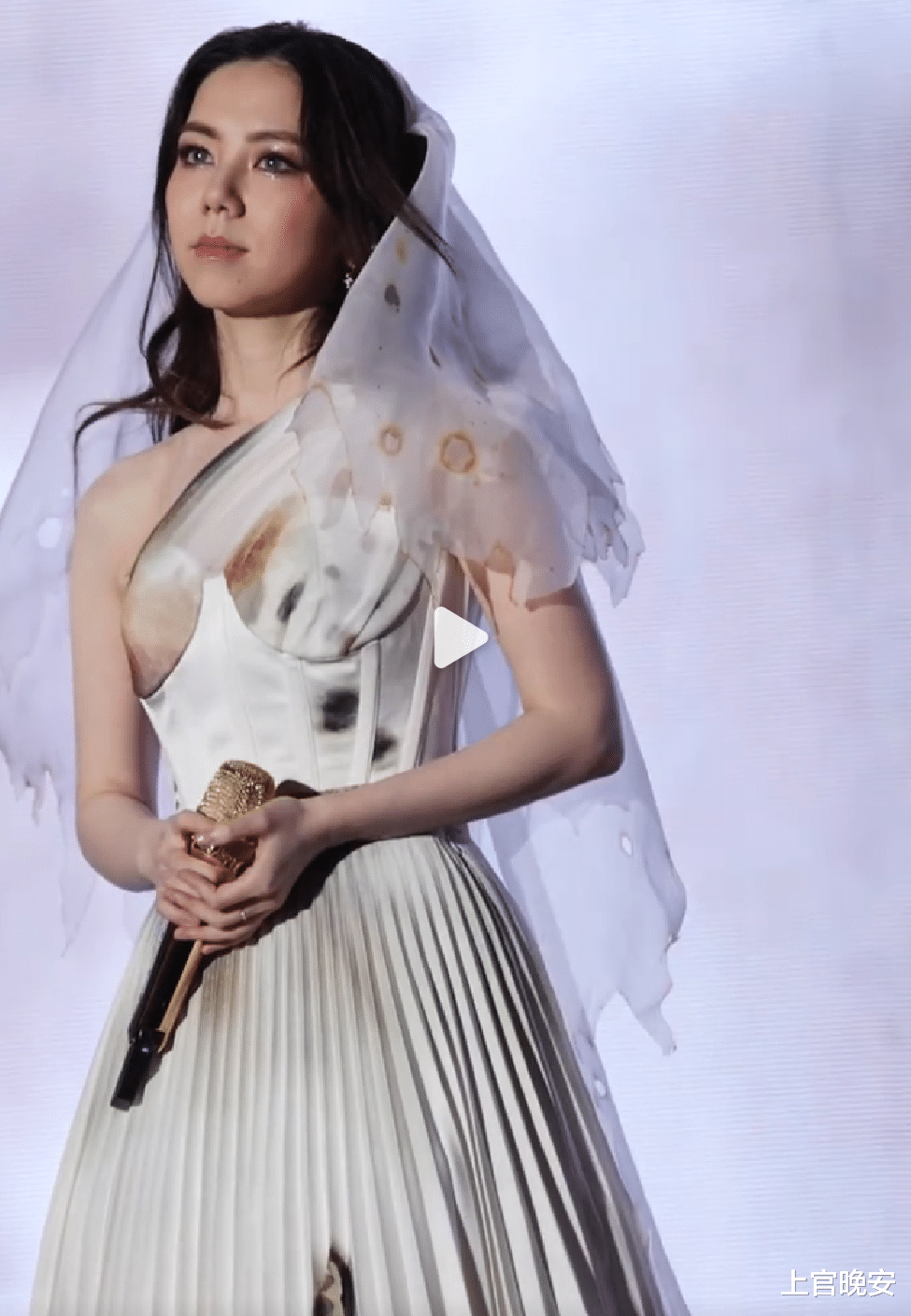 邓紫棋演唱会摔跤!好惨!