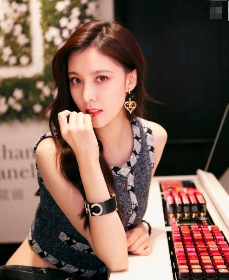 但当时有一个非常嚣张的人,她的名字叫做袁雨萱,众所周知,她家里非常