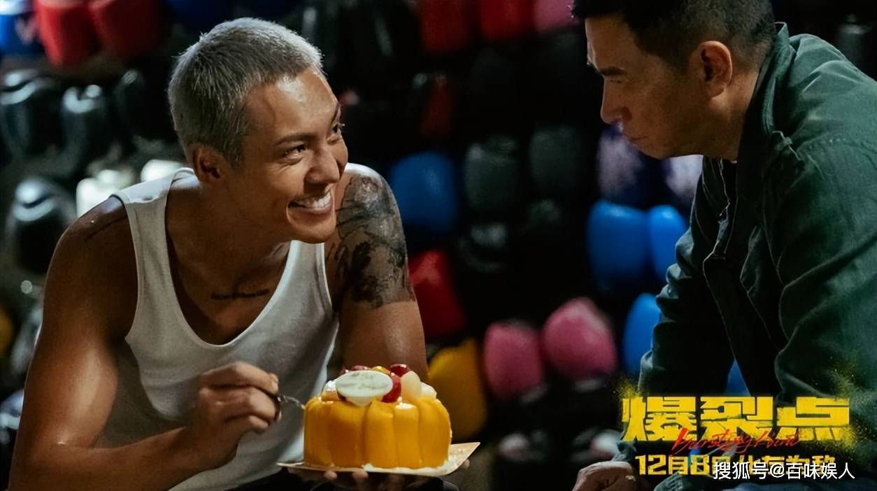 也就是说,从他的面部和肢体动作来看,他一定是不成熟的,因为江明在