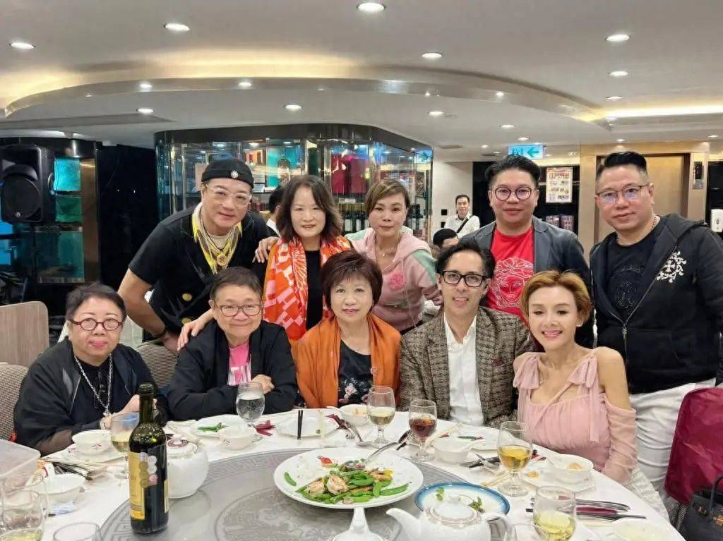 席间有叶子楣黄夏蕙,鲁振顺,王维德,刘锡贤等艺人